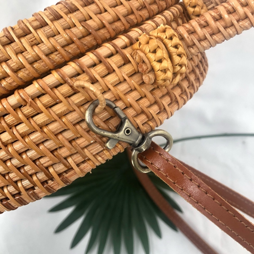 Round Wicker Women’s cross body purse W/handle - Picture 8 of 13